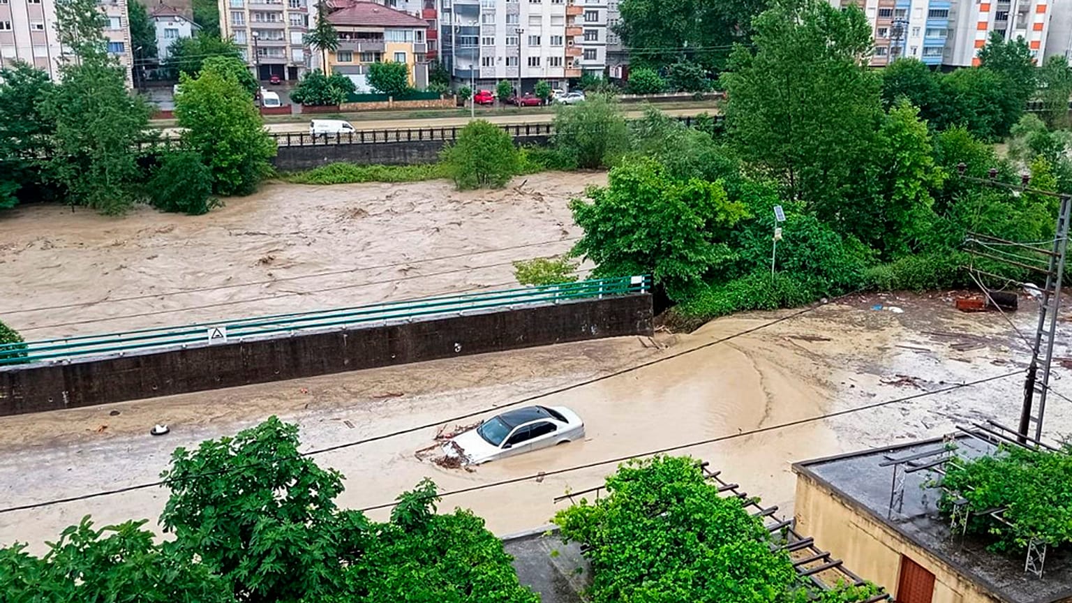 Zoguldak'ta aşırı yağışlar nedeniyle oluşan sele kapılan bir araç (arşiv) 