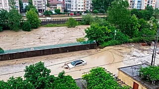 Zoguldak'ta aşırı yağışlar nedeniyle oluşan sele kapılan bir araç (arşiv) 