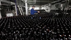 Un empleado trabaja en una línea de embotellado de cerveza en la fábrica de Carlsberg "Baltika-Pikra" en Krasnoyarsk, 10 de enero de 2013\. 