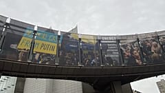 Die ukrainische Flagge vor dem Europäischen Parlament in Brüssel