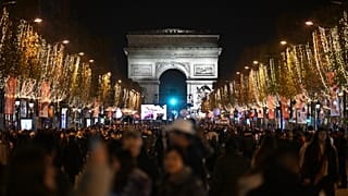 Avenue des Champs-Elysées à Paris après l'inauguration des illuminations de Noël,  19 novembre 2023. 
