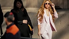 الفنانة الكولومبية شاكيرا تغادر المحكمة في برشلونة