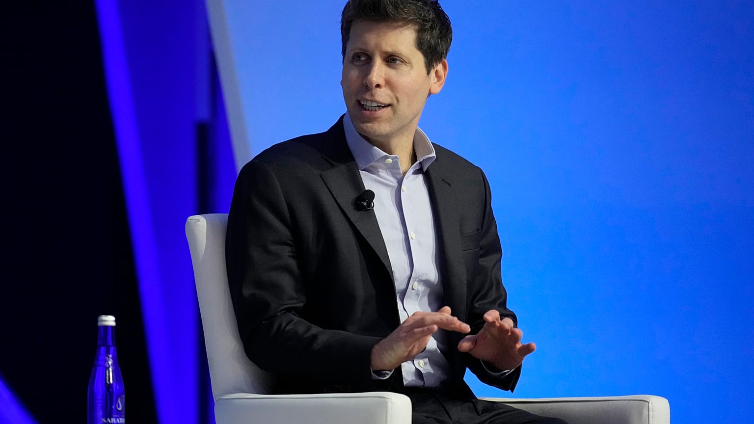 Sam Altman, Consejero Delegado de Open AI, participa en un debate titulado "Charting the Path Forward: El futuro de la inteligencia artificial" durante el Foro de Cooperación Económica Asia-Pacífico.