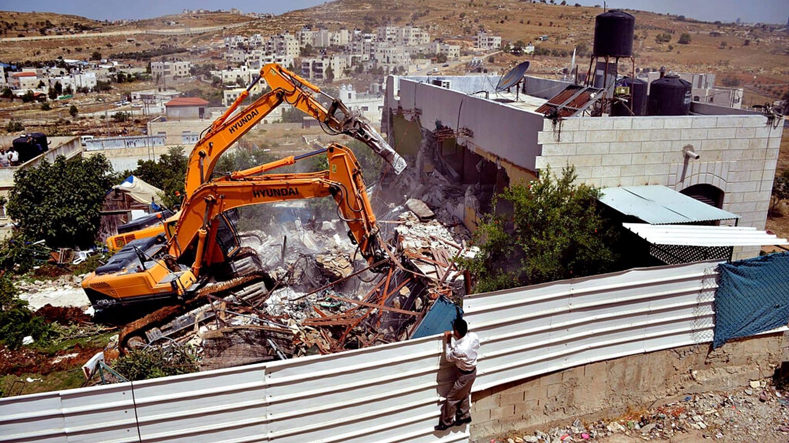 Un hombre observa la demolición de una casa palestina en un barrio de Jerusalén Este, a finales de mayo de 2013.