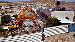 Un hombre observa la demolición de una casa palestina en un barrio de Jerusalén Este, a finales de mayo de 2013.