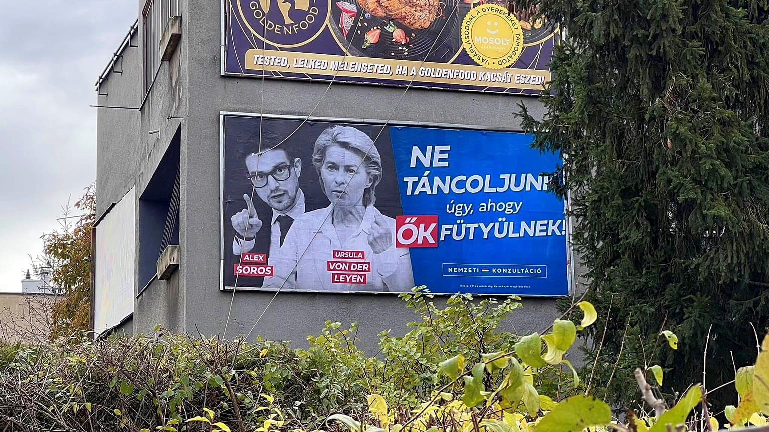 Ursula von der Leyen auf Anti-EU-Plakaten in Ungarn