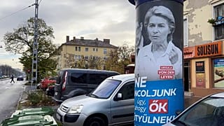 Posters que criticam a suposta ligação priveligiada entre a Comissão Europeia e a Fundação Soros