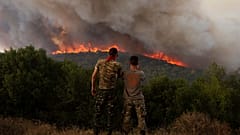 Flammen verbrennen einen Wald während eines Waldbrandes in der Nähe des Dorfes Sykorrahi, in der Nähe der Stadt Alexandroupolis, in der nordöstlichen Region Evros, Griechenland, August 2023.