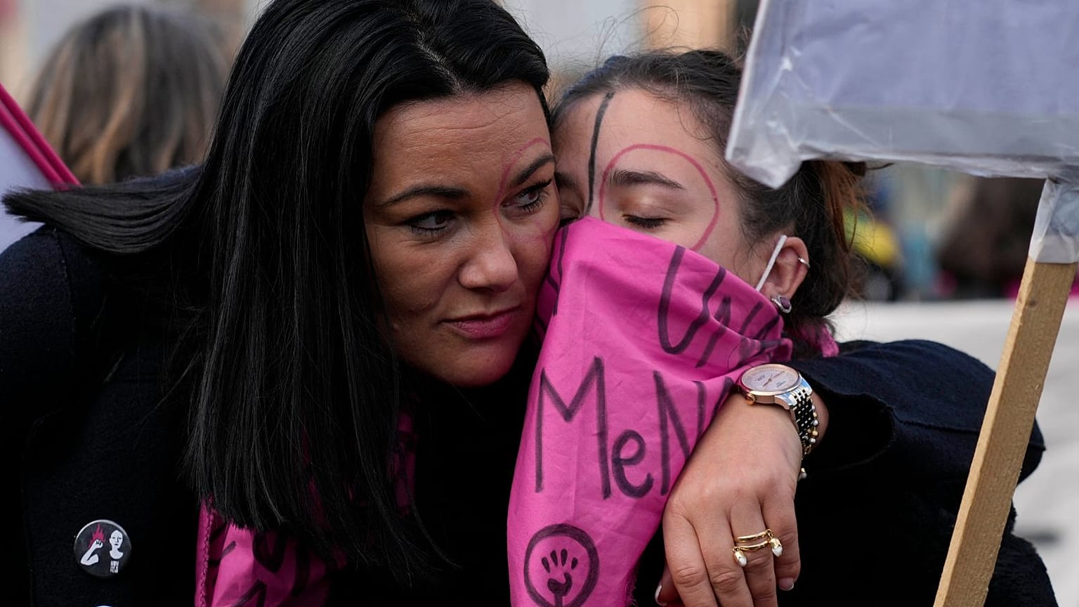 Des manifestants s'étreignent lors d'une manifestation contre la violence envers les femmes, à Rome, le samedi 27 novembre 2021. 