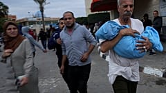 نقل مصابين بقصف إسرائيلي إلى مستشفى الأقصى في دير البلح وسط قطاع غزة.