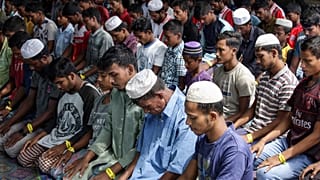 لاجئون من الروهينغا يؤدون الصلاة