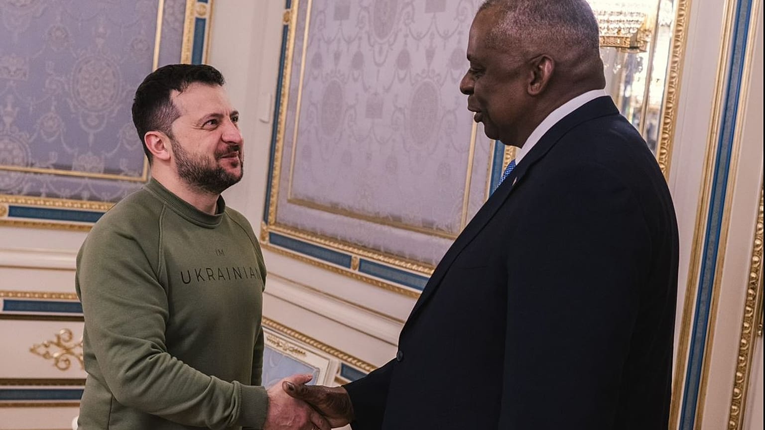 Ο Βολοντίμιρ Ζελένσκι υποδέχεται τον Λόιντ Όστιν