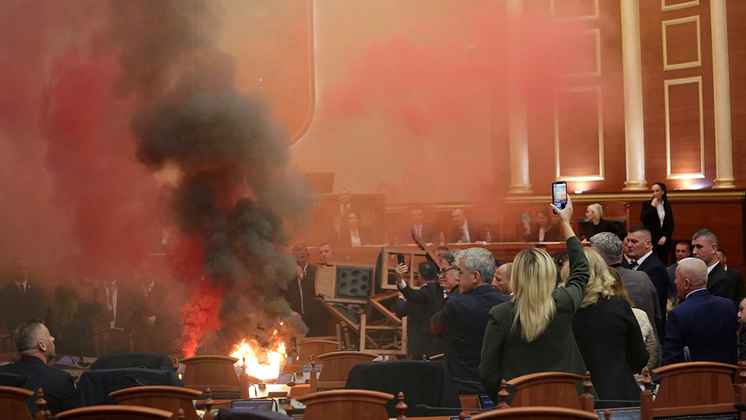 Arnavutluk parlamentosunda muhalif milletvekillerinin patlattığı havai fişeklerden biri küçük bir yangına yol açtı