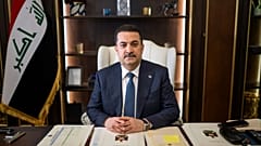 رئيس الوزراء محمد شياع السوداني يجلس لالتقاط صورة له في مكتبه ببغداد، العراق، الأربعاء، 1 مارس 2023.