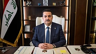 رئيس الوزراء محمد شياع السوداني يجلس لالتقاط صورة له في مكتبه ببغداد، العراق، الأربعاء، 1 مارس 2023.