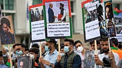 مشاركون في مظاهرة ضد دور طالبان وباكستان في أفغانستان يقفون في ساحة باريس في برلين، ألمانيا، الأحد 12 سبتمبر 2021.