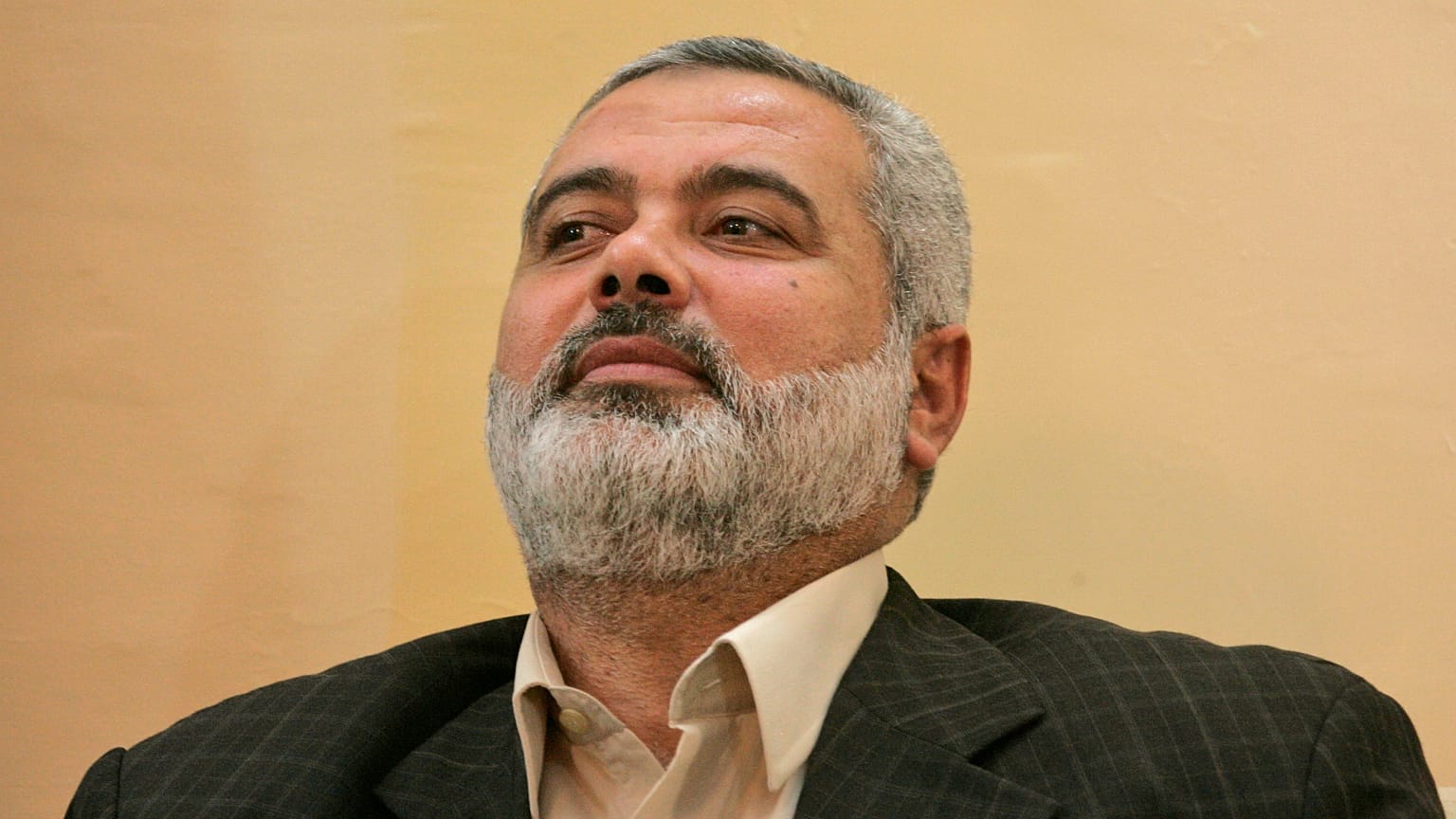 El líder de Hamás, Ismail Haniyeh, en una foto de archivo tomada en su despacho en ciudad de Gaza en 2008