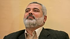 El líder de Hamás, Ismail Haniyeh, en una foto de archivo tomada en su despacho en ciudad de Gaza en 2008