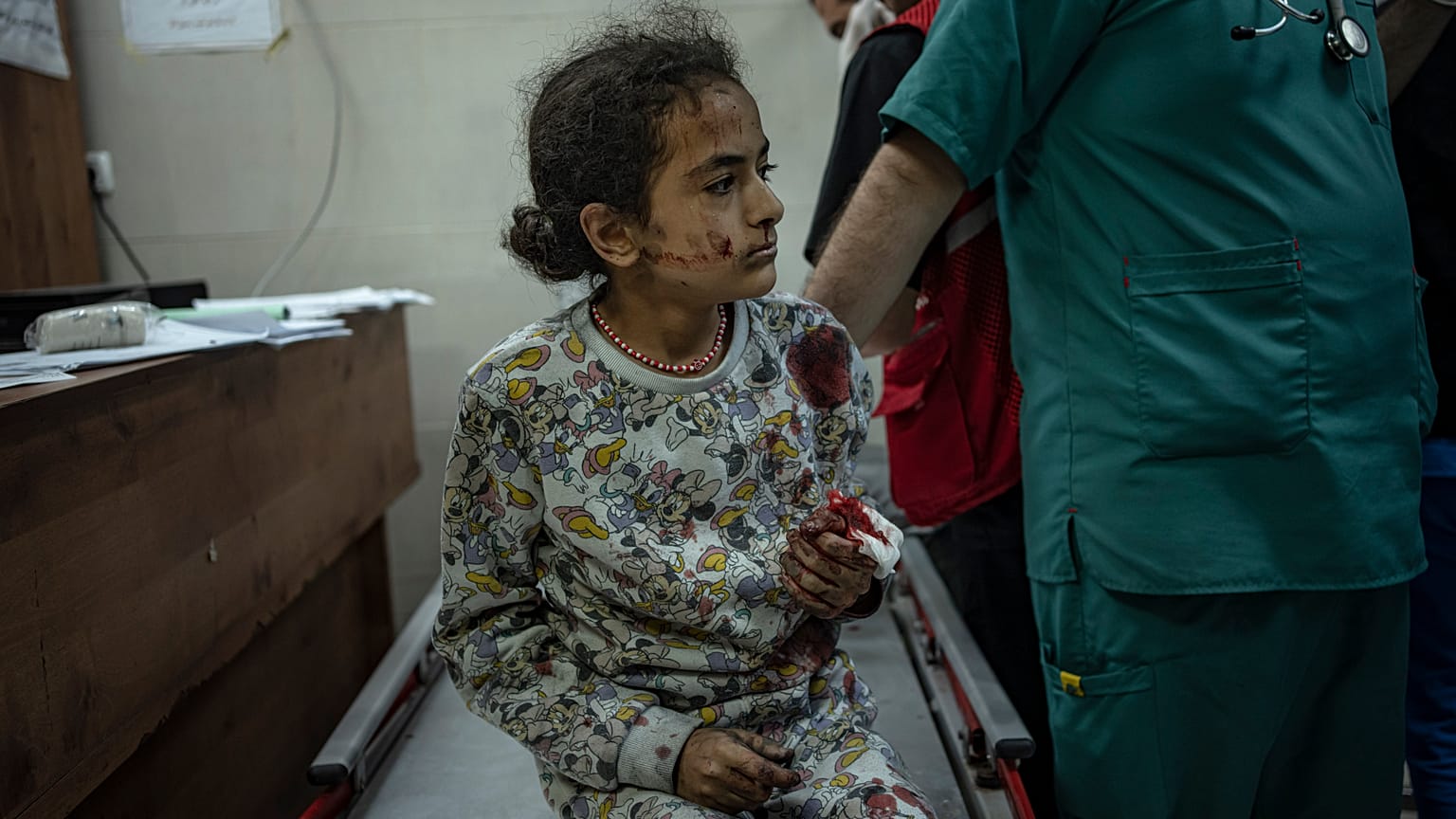 نقل طفلة فلسطينية أصيبت بجراح جراء القصف الإسرائيلي على لقطاع غزة إلى مستشفى في خان يونس، الأربعاء 15 نوفمبر 2023.