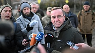 El ministro de Defensa de Alemania, Boris Pistorius, habla ante los medios en el memorial a los "Héroes del Maidán", durante su visita a Kiev este martes