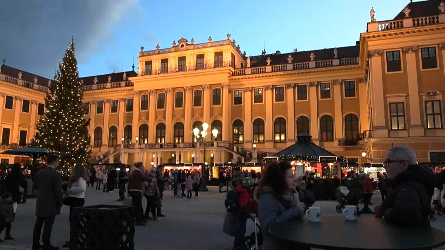 Vienna Christmas market marks 30 years of festivities