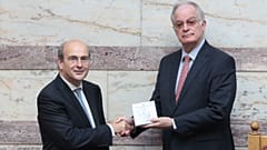 Ο υπουργός Οικονομικών Κ. Χατζηδάκης παραδίδει το προσχέδιο του προϋπολογισμού για το 2024 στον πρόεδρο της Βουλής, Κ. Τασιούλα