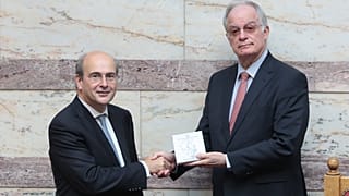 Ο υπουργός Οικονομικών Κ. Χατζηδάκης παραδίδει το προσχέδιο του προϋπολογισμού για το 2024 στον πρόεδρο της Βουλής, Κ. Τασιούλα