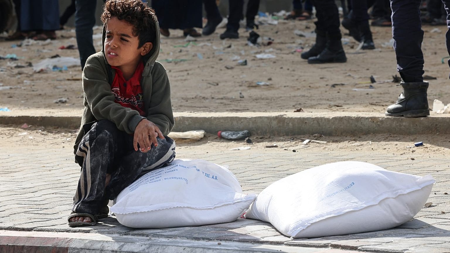 طفل فلسطيني بالقرب من أكياس الطحين رفح قطاع غزة