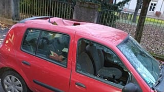 El coche tenía un gran agujero perforado en el techo