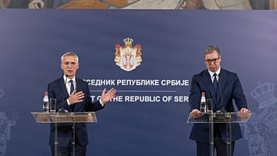 Il segretario generale della Nato, Jens Stoltenberg, e il presidente serbo Aleksandar Vucic a Belgrado (21 novembre 2023)
