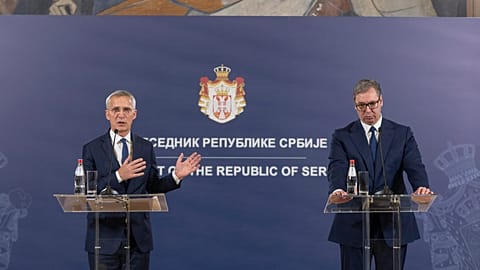 Il segretario generale della Nato, Jens Stoltenberg, e il presidente serbo Aleksandar Vucic a Belgrado (21 novembre 2023)