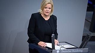 وزيرة الداخلية الألمانية، نانسي فيزر، تتحدث في الجلسة العامة للبوندستاغ الألماني في برلين 9 نوفمبر 2023.