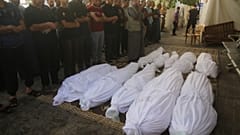 فلسطينيون يؤدون صلاة الجنازة على قتلاهم في رفح
