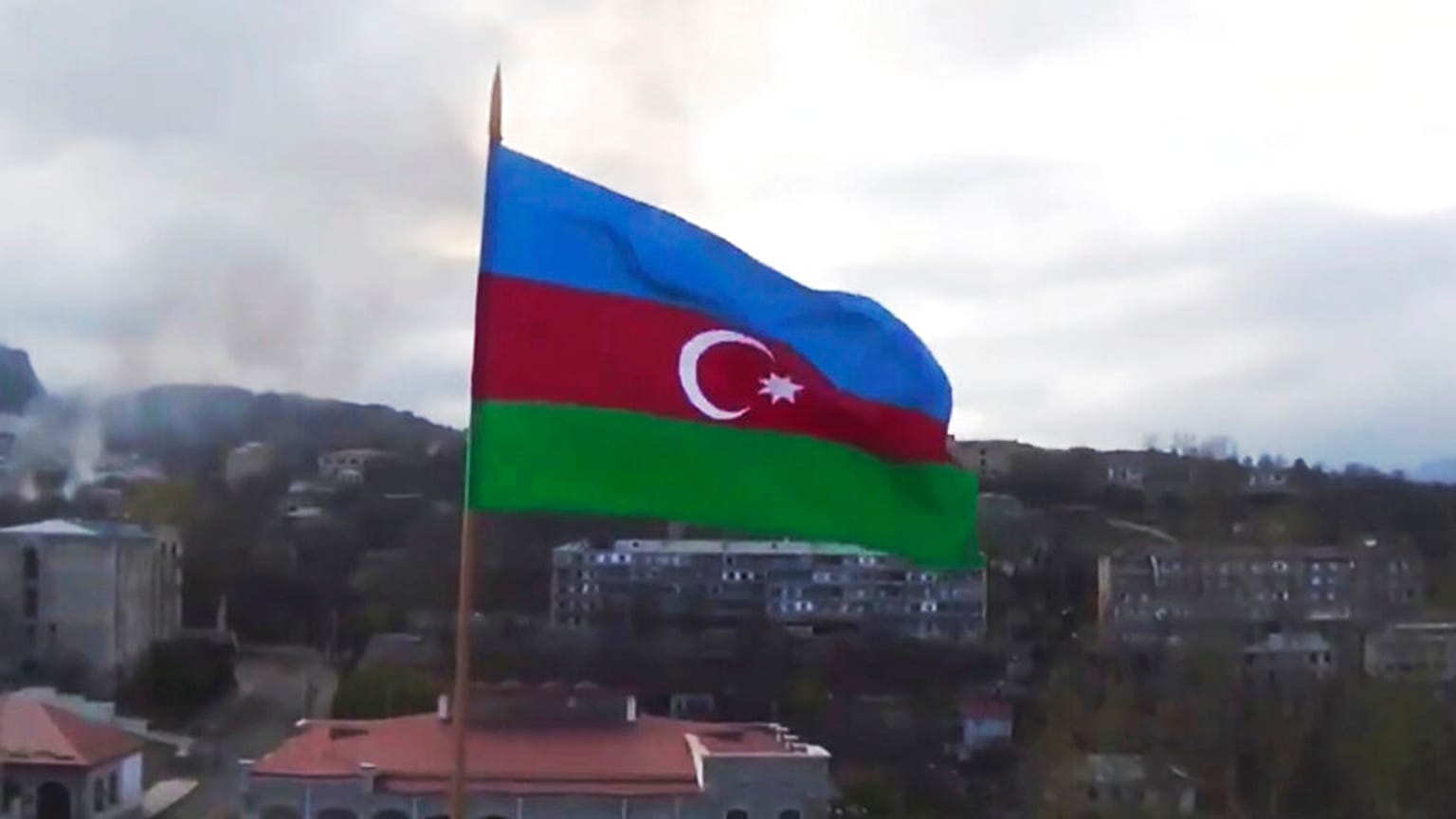Dağlık Karabağ'da dalgalanan Azerbaycan bayrağı