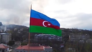 Dağlık Karabağ'da dalgalanan Azerbaycan bayrağı