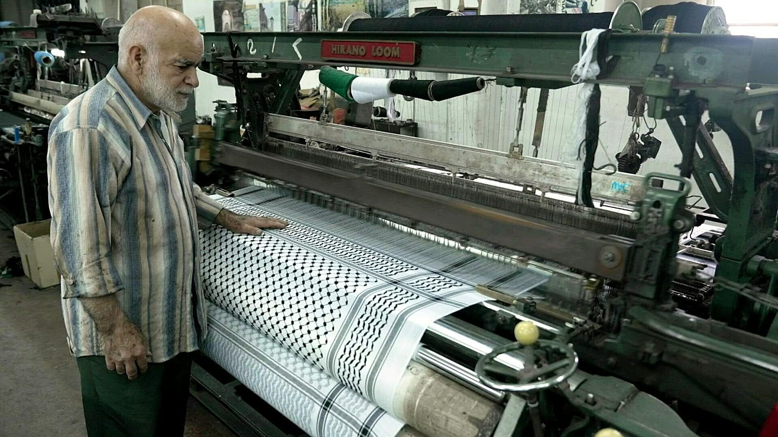 مصنع ينتج الكوفية الفلسطينية التقليدية في مدينة الخليل بالضفة الغربية.