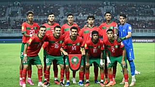 لاعبو المغرب النشيد الوطني قبل مباراة المجموعة الأولى لكأس العالم تحت 17 سنة بين المغرب وإندونيسيا على ملعب جيلورا بونج تومو في سورابايا في 16 نوفمبر 2023.