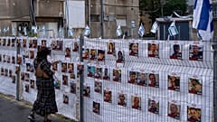 Fotos der Hamas-Geiseln in Ramat Gan, Israel, am 22.11.23