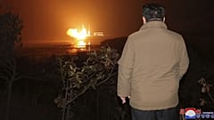 Kim Dzsong Un figyeli a rakétakilövést