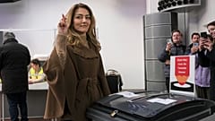 Amsterdam, 22.11.2023. Dilan Yeşilgöz-Zegerius fa il segno di portafortuna. Potrebbe essere la prima donna primo ministro nei Paesi Bassi. 