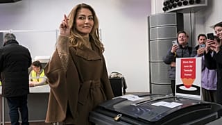Amsterdam, 22.11.2023. Dilan Yeşilgöz-Zegerius fa il segno di portafortuna. Potrebbe essere la prima donna primo ministro nei Paesi Bassi. 