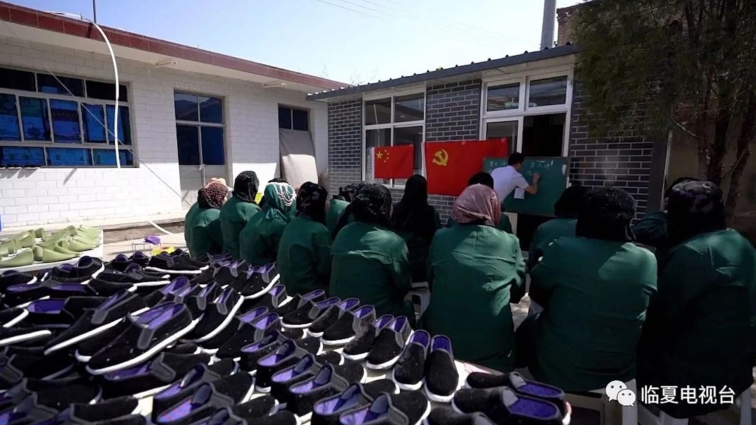 Çin'in Gansu Eyaleti, Huangniwan Köyü. Ağustos 2018'de kapatılan bir cami, 2020'de 'yoksulluğu azaltma' atölyesine dönüştürüldü. 'Atölye'de artk bez ayakkabı üretimi yapılıyor
