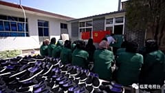 Çin'in Gansu Eyaleti, Huangniwan Köyü. Ağustos 2018'de kapatılan bir cami, 2020'de 'yoksulluğu azaltma' atölyesine dönüştürüldü. 'Atölye'de artk bez ayakkabı üretimi yapılıyor