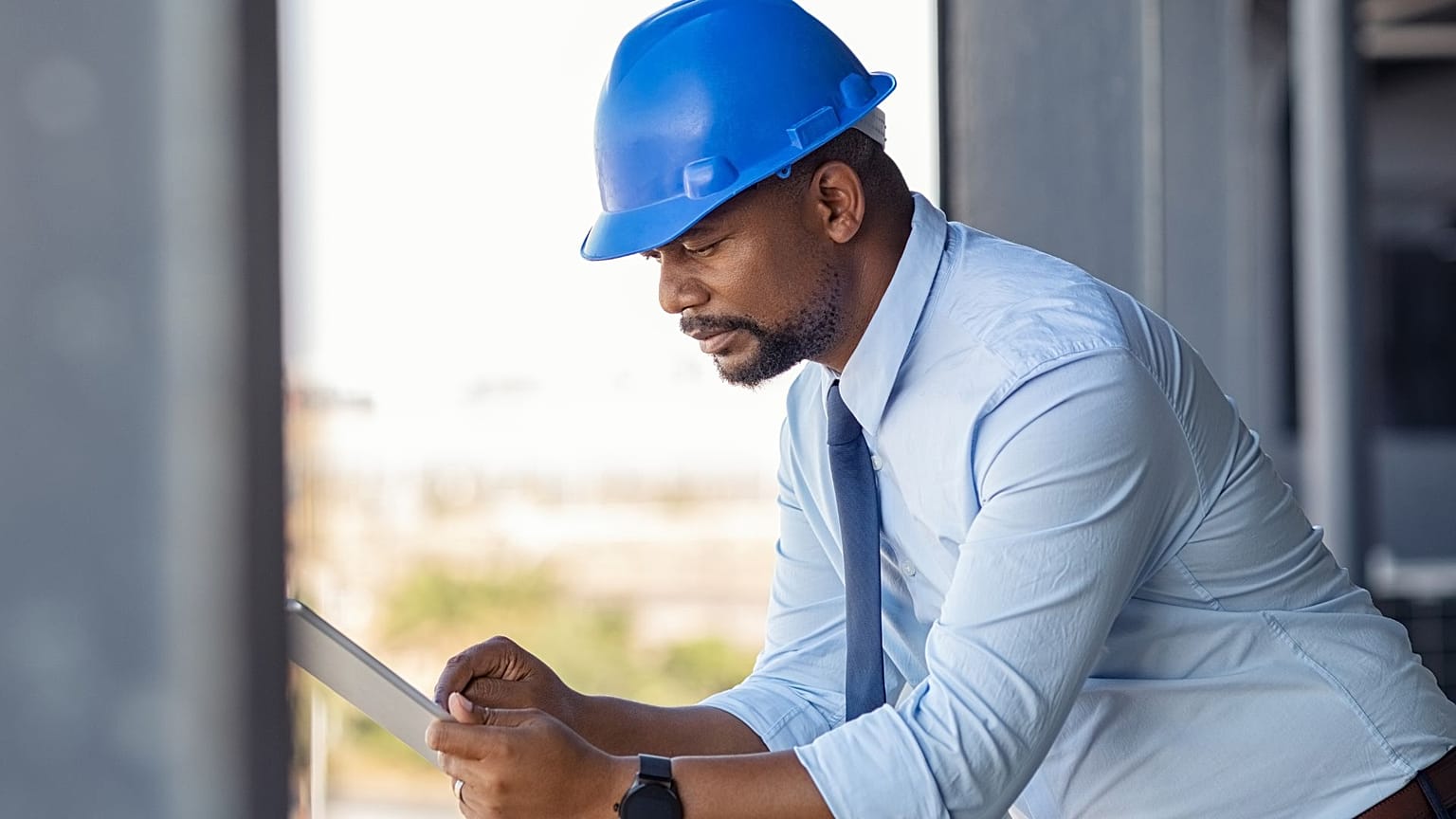 Chef de chantier cherchant sur tablette.
