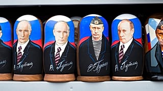 FILE Sur cette photo prise le mercredi 2 décembre 2015, des poupées matryoshka traditionnelles russes en bois représentant le président russe, Vladimir Poutine.