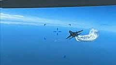 طائرة روسية من طراز Su-27 تقترب من الجزء الخلفي للطائرة بدون طيار MQ-9 وتبدأ في إطلاق الوقود أثناء مرورها فوق البحر الأسود-16 مارس 2023