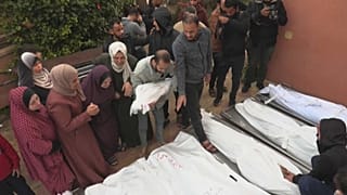 أقارب القتلى أمام الجثث في مستشفى ناصر بخان يونس