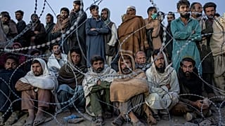 لاجئون أفغان ينتظرون التسجيل في مخيم بالقرب من حدود تورخام الباكستانية -الأفغانية في تورخام، أفغانستان، 4 نوفمبر 2023