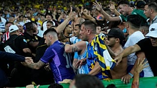 Brezilya ile Arjantin arasında oynanan 2026 FIFA Dünya Kupası Güney Amerika Elemeleri, iki ülke taraftarların kavgaya tutuşmasıyla yarım saat geç başladı