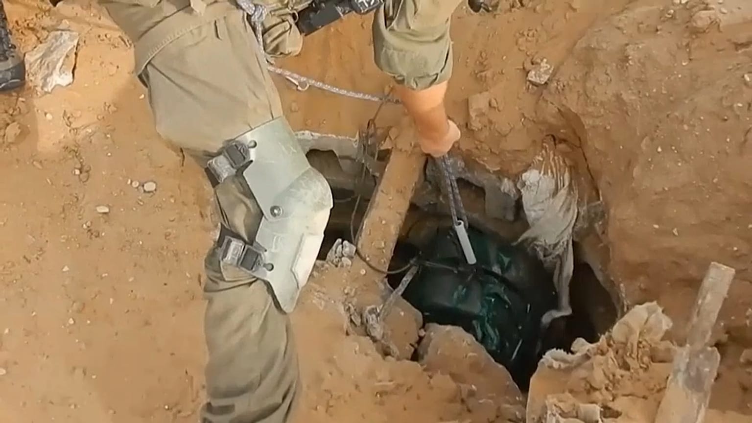 جندي إسرائيلي يقف عند مدخل أحد الأنفاق في غزة بحسب الجيش الإسرائيلي
